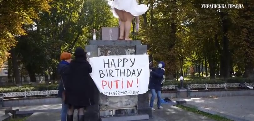 A Femen sem felejtkezett el a szülinapos Putyinról – videó 18+
