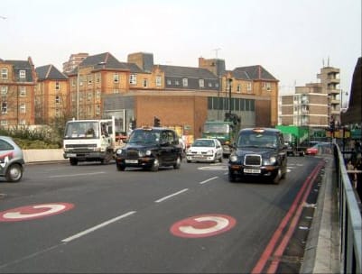Kocsiban ücsörgőket alkalmaznak Londonban