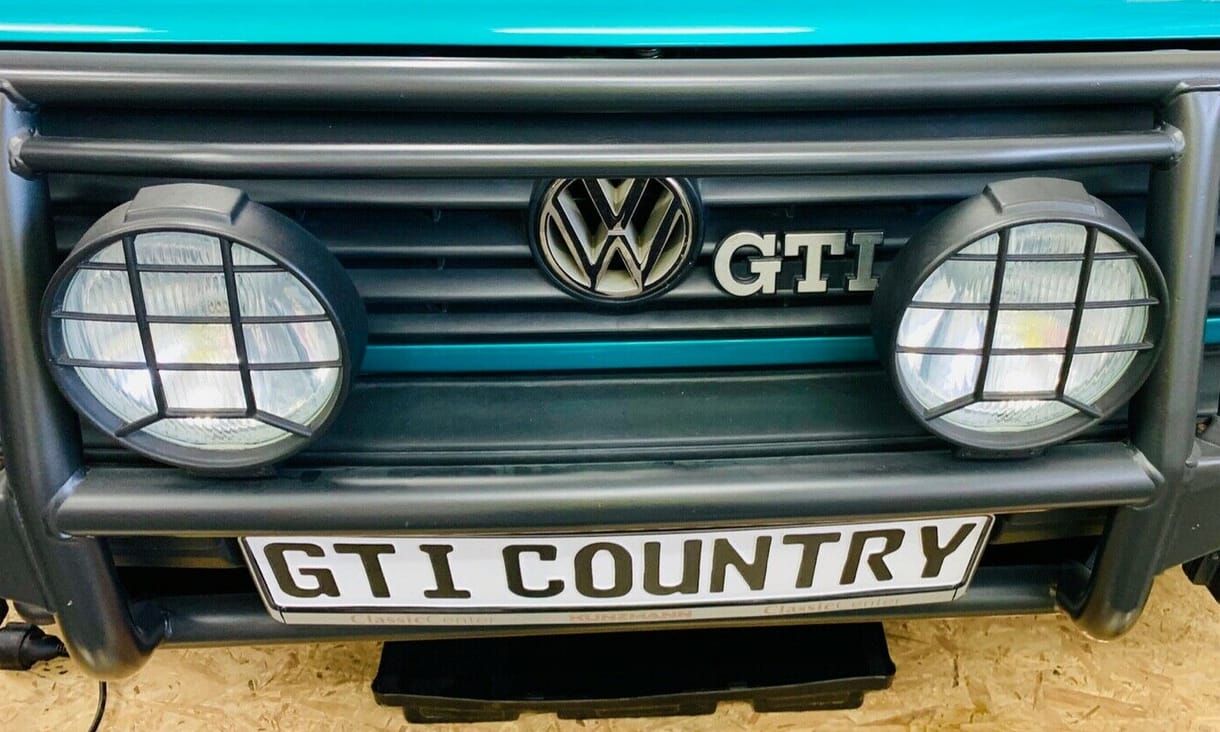 A sportos divatterepjárók ősatyja: 14 millió forintért hirdetnek egy régi Golf Country GTI-t