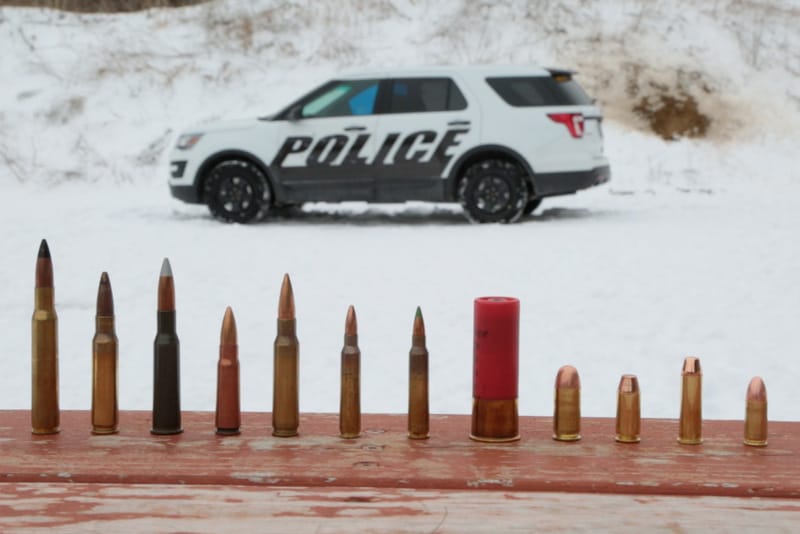Ez történik, ha gépfegyverrel megsoroznak egy Ford rendőrautót – videó