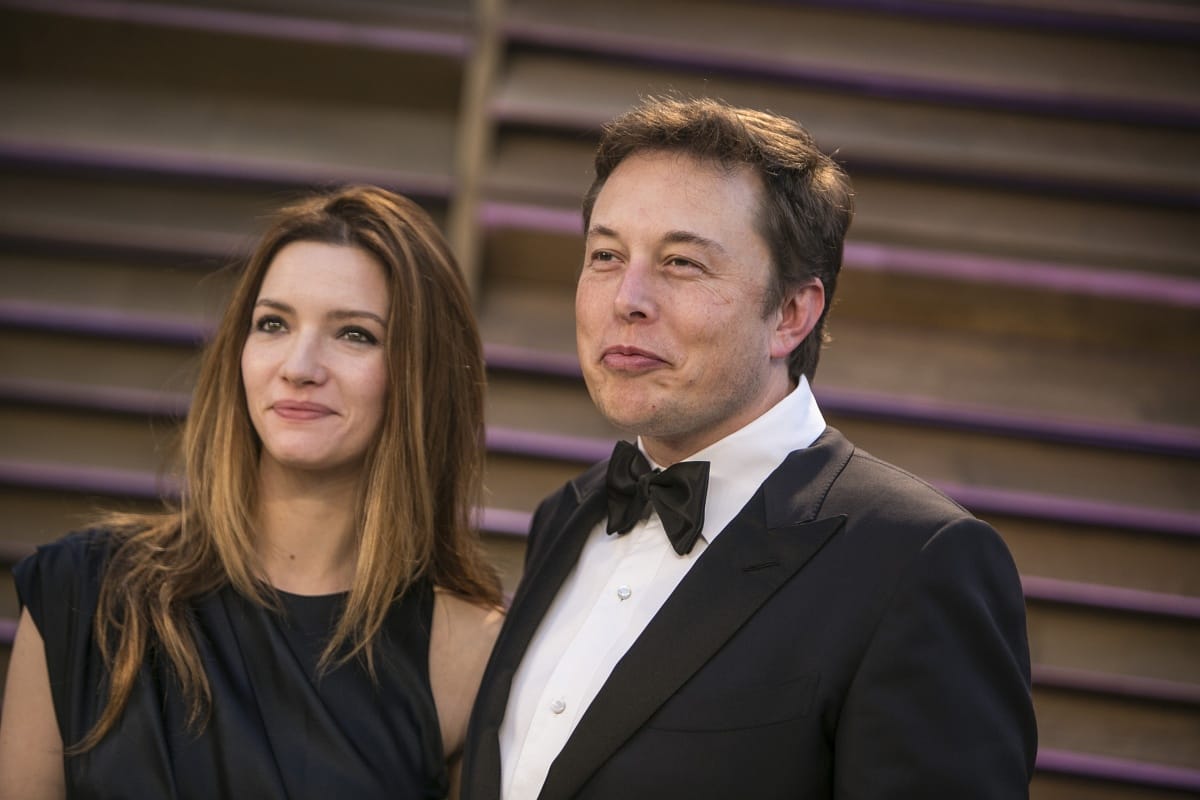 A barátainál csövezik a Tesla-vezér
