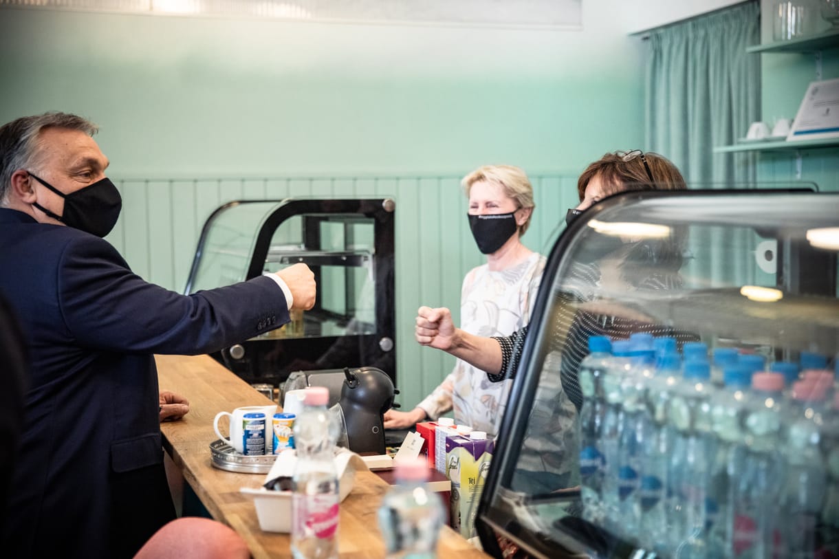 Orbán az iskolák és nyári táborok nyitásáról egyeztetett az Egyszülős Központban