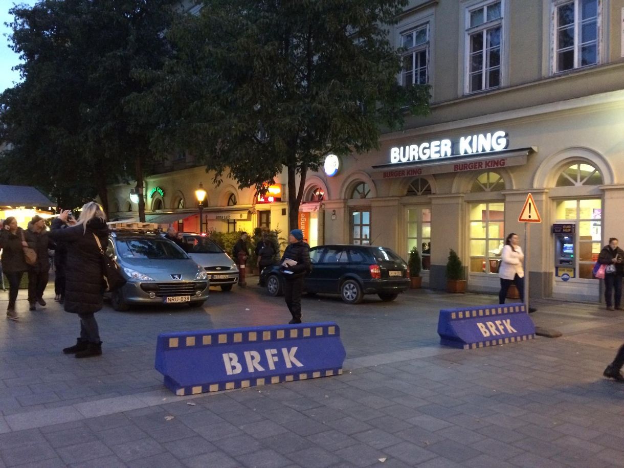 Civilruhás rendőrökkel és betontömbökkel készült a rendőrség a karácsonyi vásárokra