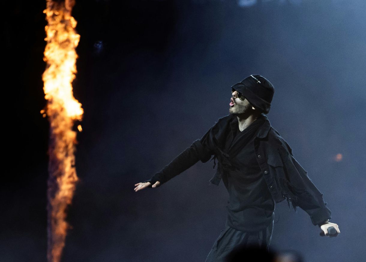 Azahriah koncert közben vonult le a színpadról, mert gond volt a gitárjával