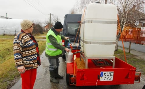 Elfagyott a vezeték, lajtoskocsi adja a vizet a faluban