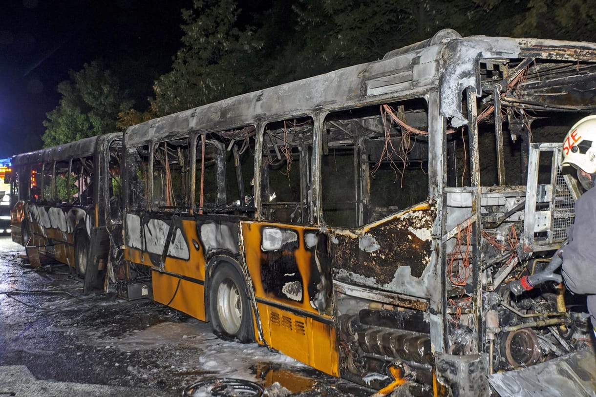 Rommá égett egy busz az M7-esen – fotók