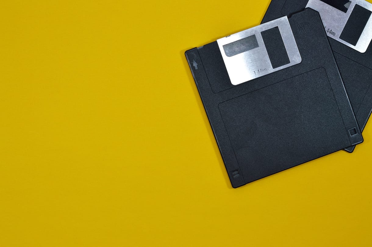 „Ha tudod, mi az a floppy, ideje eljönnöd rákszűrésre“ – Miért használnak még mindig faxot, floppyt, teletextet?