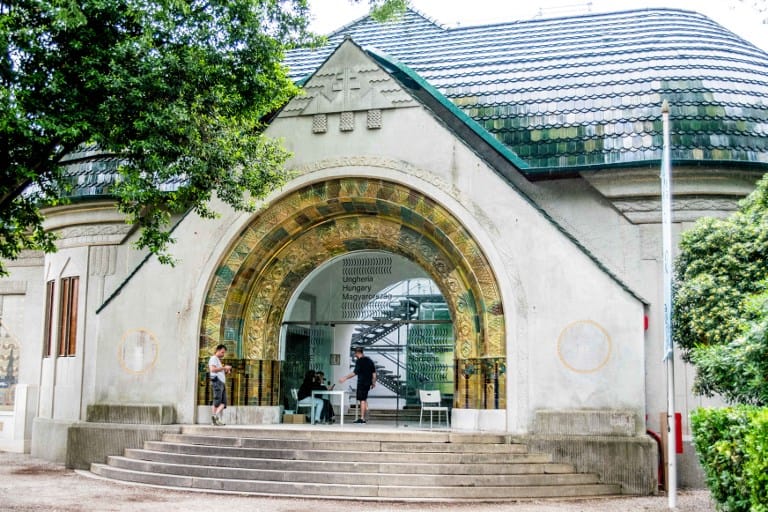 Szerb Antal Utas és holdvilága inspirálja a Velencei Biennále magyar kiállítását