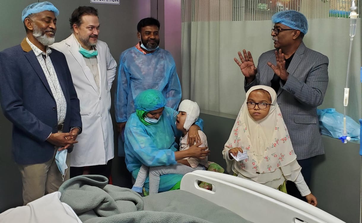 Újabb műtéten esett át a fejüknél szétválasztott bangladesi ikerpár egyike, a másik kislány már iskolába jár