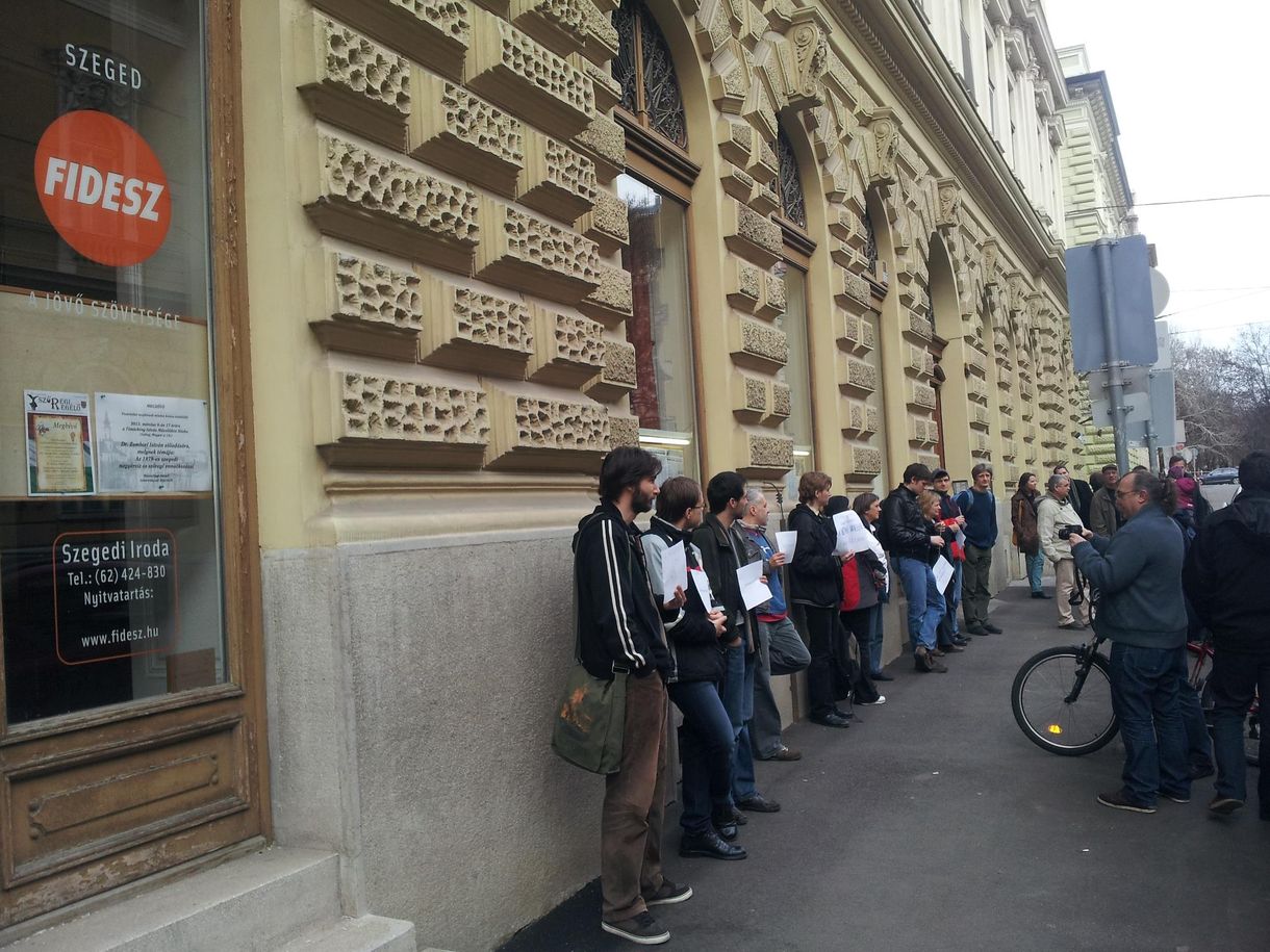 A Fidesz-székház volt a szegedi diákok célpontja
