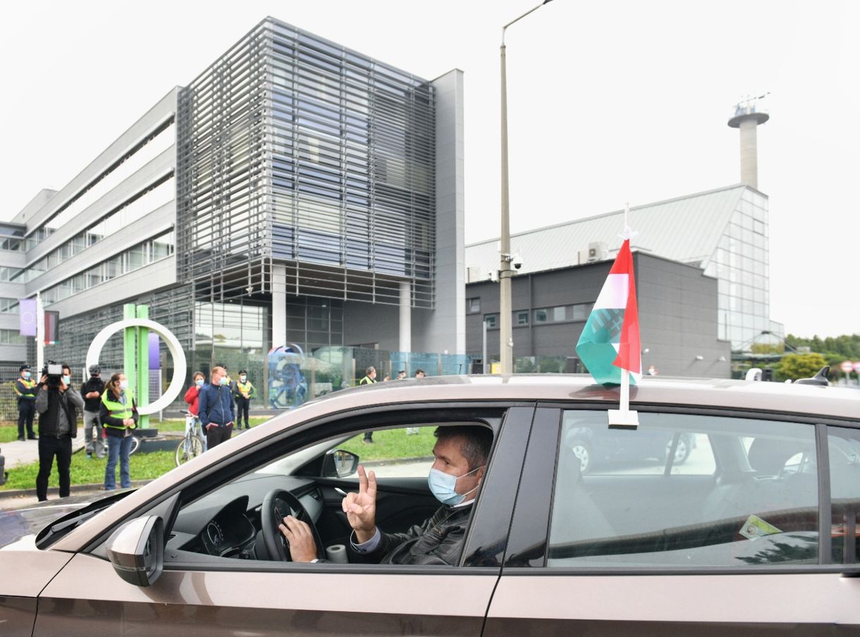 Így segítették a rendőrök Hadházyékat az autós tüntetésen - videó