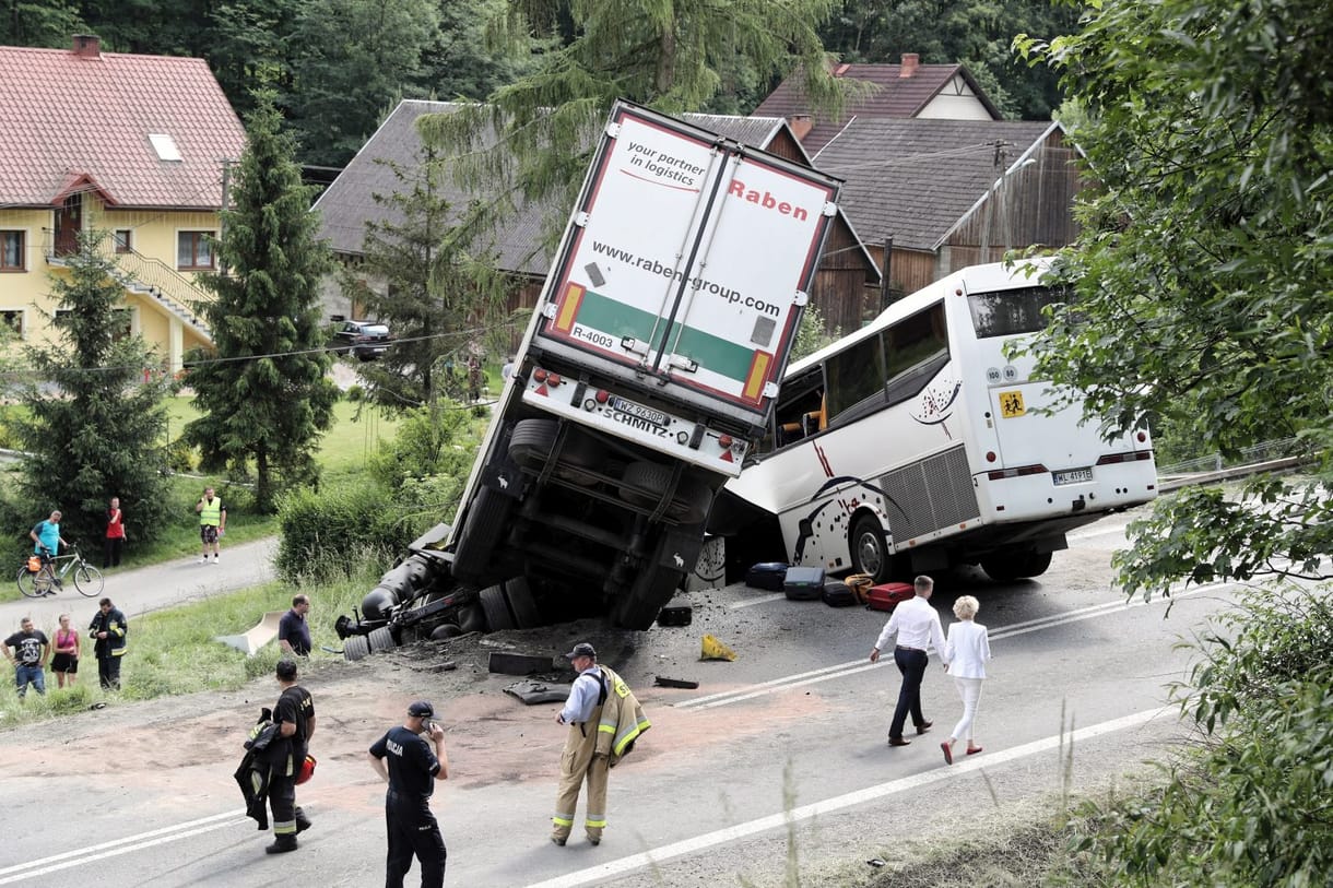 Legalább negyvenen megsérültek egy lengyelországi buszbalesetben