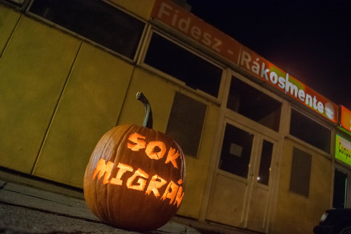 Migránsos tökkel ijesztgeti a rákosmenti fideszeseket a Kétfarkú