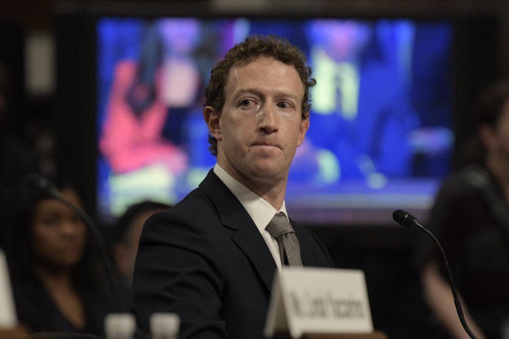 Mark Zuckerberg bocsánatot kért a közösségi média által gyerekeknek okozott károkért az érintett családtagoktól – videó