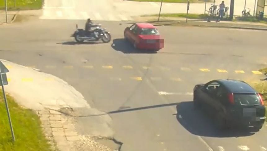 Autós-motoros ütközéssel oktat a rendőrség – videó