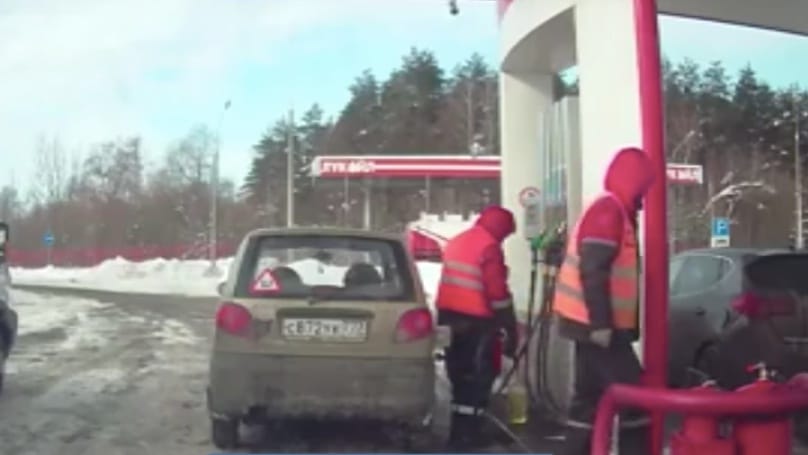 Így verik át a gyanútlan autóst az orosz benzinkúton – videó