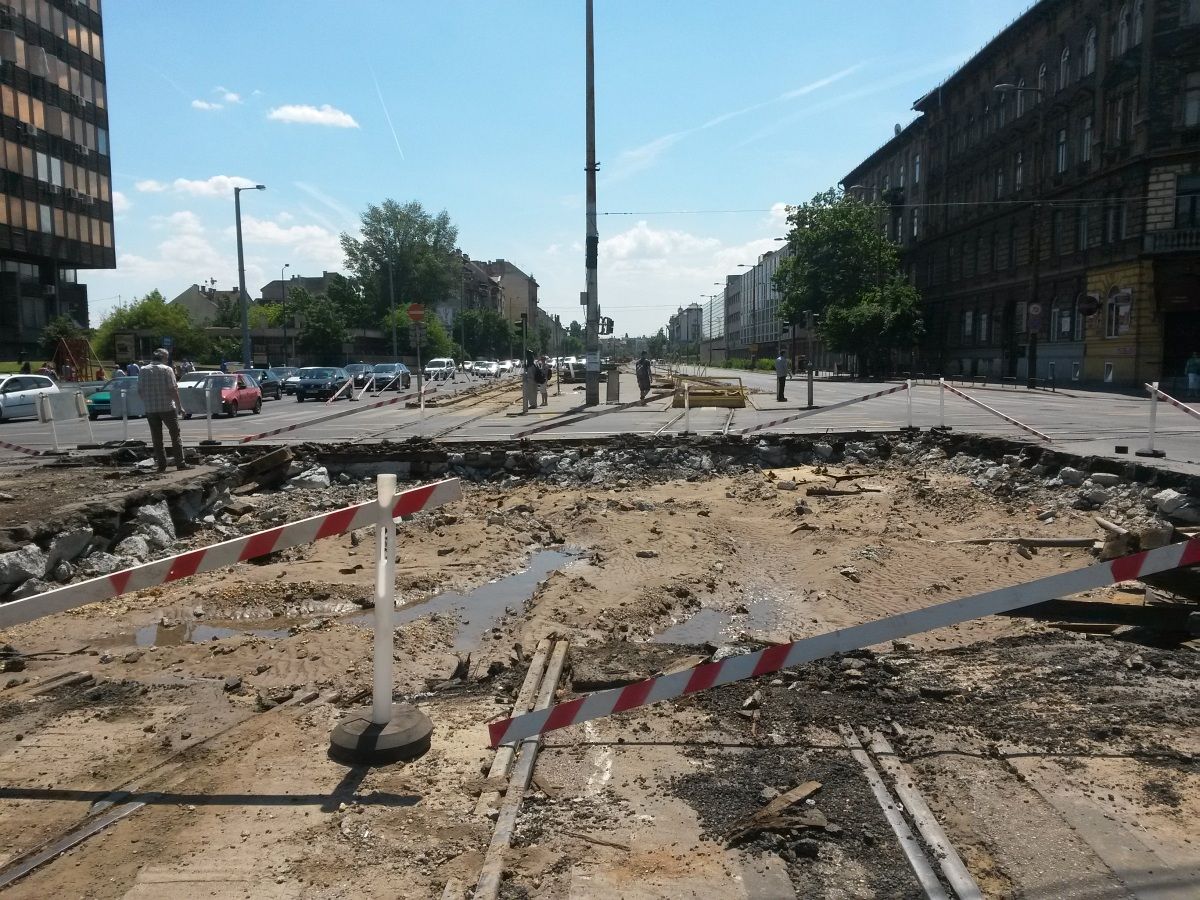 Fotók: Gigantikus városi medencét termett a felújítás és a csőtörés kombója