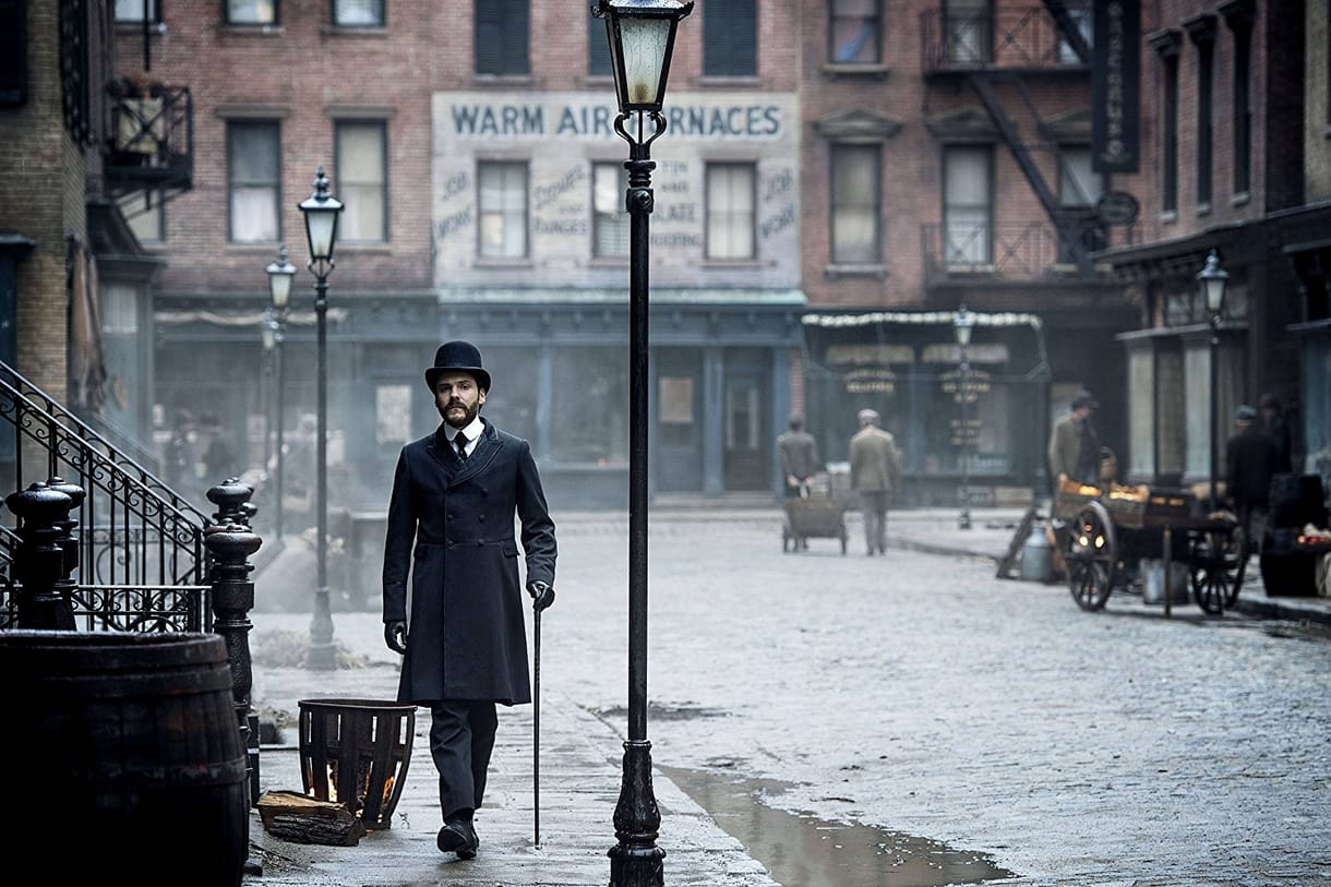 Daniel Brühl Budapest utcáin ered a kegyetlen sorozatgyilkos nyomába – előzetes