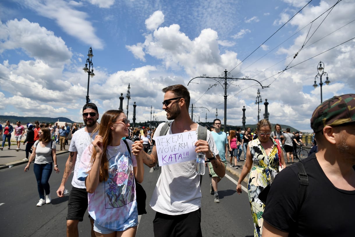Katatörvény: a Margit híd után az Erzsébet hidat is lezárják a tüntetők - élő videó