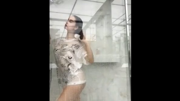 Így parodizálta a zuhany alatt pózoló Palvin Barbarát az ausztrál komika - videó