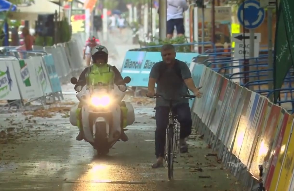 Papucsos civil keveredett a Tour de Hongrie versenyzői közé – videó