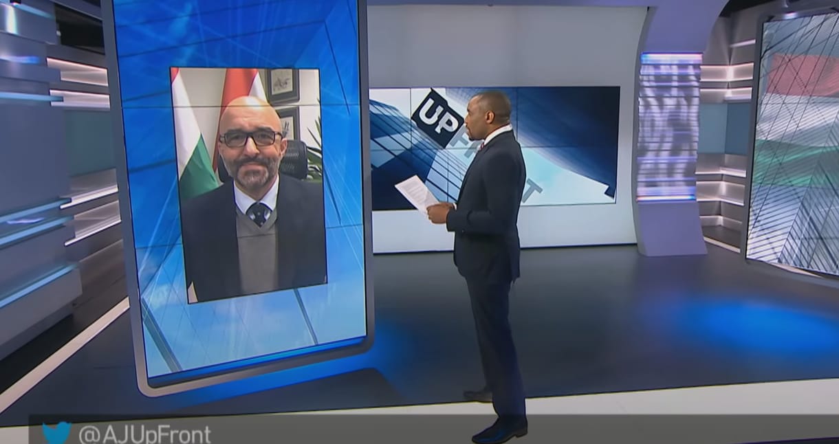 Ilyen halálozási adatok mellett miért enyhít a kormány – szegezték a kérdést Kovács Zoltánnak az al-Dzsazírán