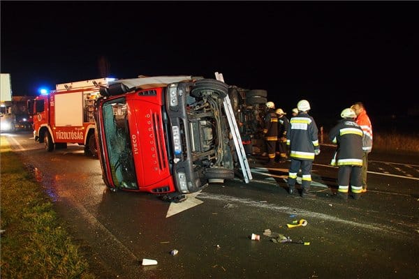 Fotó: suzukis borított fel egy kamiont a 44-esen