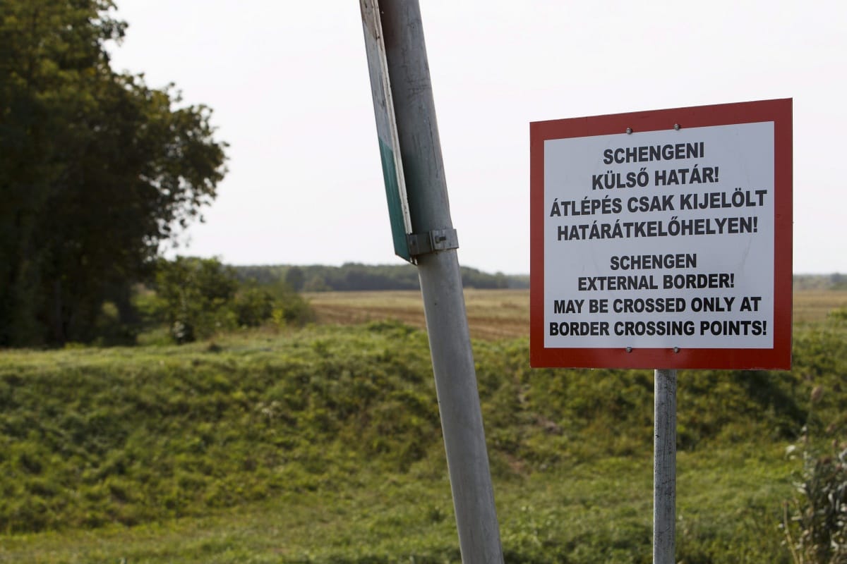 Magyar felirattal is üzennek a menekülteknek a határon - fotók