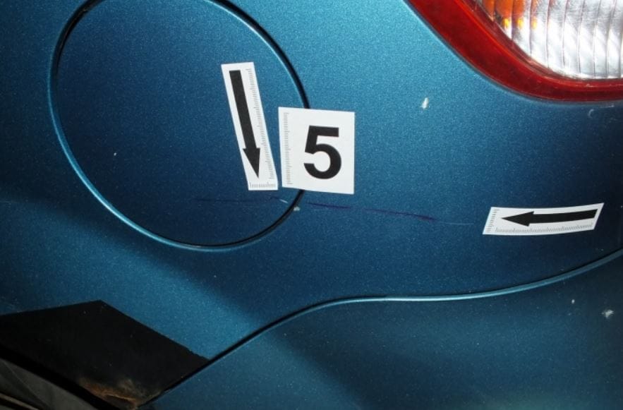 Tíz kocsit karcolt végig egy nő Veszprémben