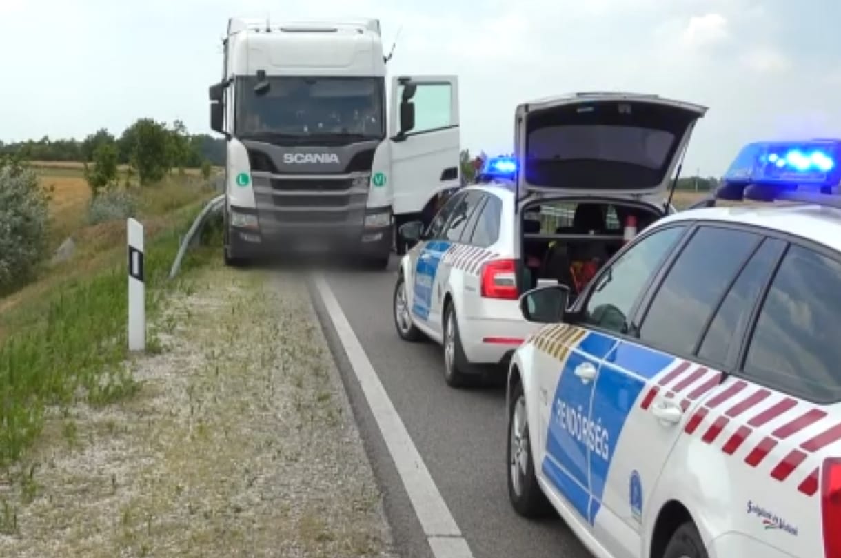 Le akarta terelni egy nő az úton ténfergő őzet, őt gázolta el a kamion