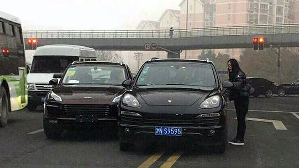 A nap képe, amikor kínai klónjával csattan egy Porsche