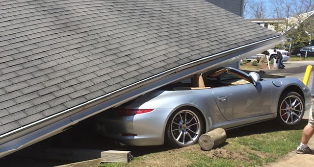 Így kell összedönteni egy autómosót egy Porsche 911-essel