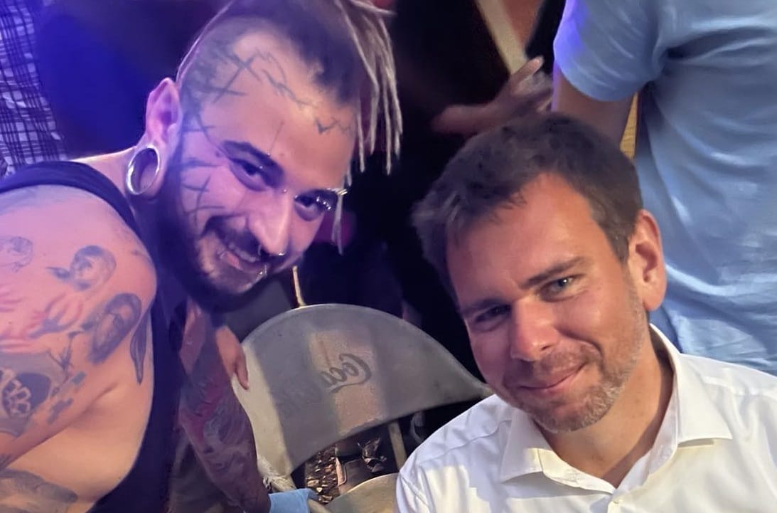 A Karácsony-tetoválás alkotója a saját bokájára egy Vitézy-portrét varázsolt