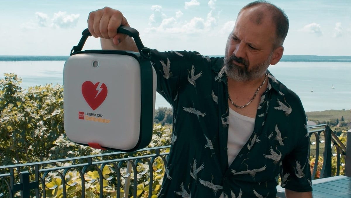Ne parázz, sokkolj! – sztárparádé és Győrfi Pál a mentőszolgálat új kisfilmjében