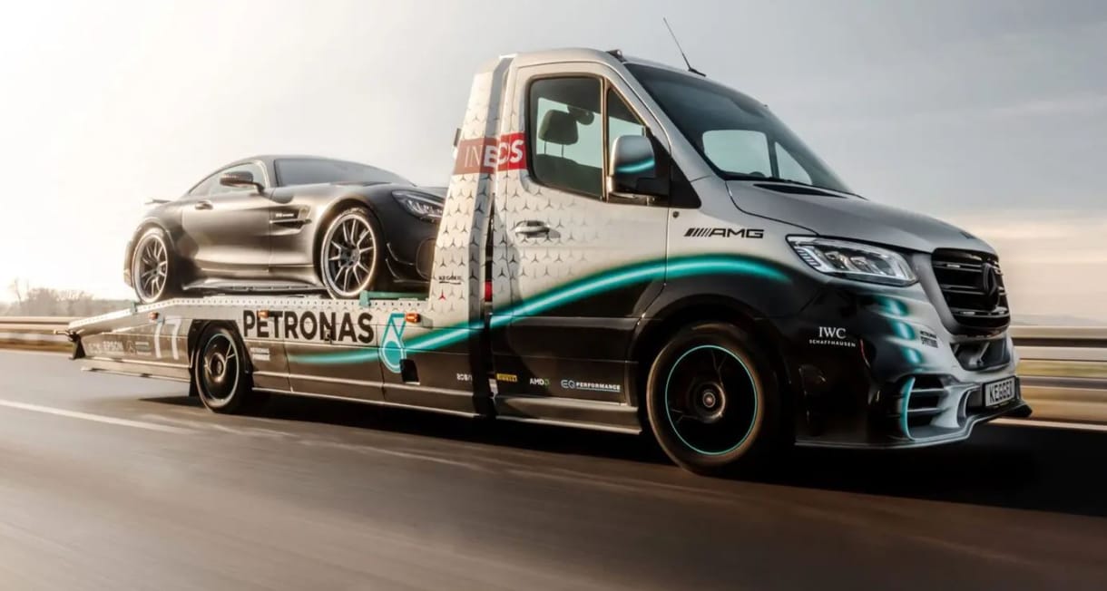 Forma-1-es stílusban építettek meg egy luxus autószállító trélert