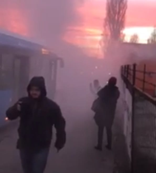 Kigyulladt egy busz Budapesten, egy utas le is videózta