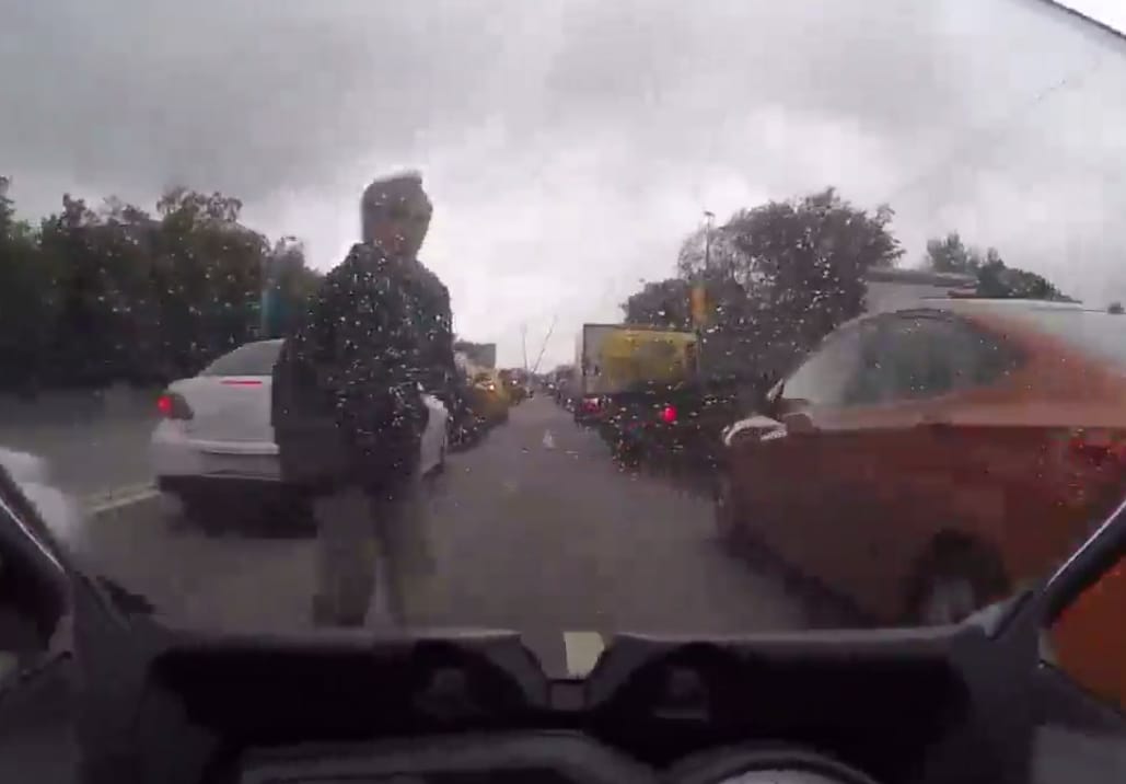 Ilyen az, ha egy gyalogos lép a száguldó motor elé - videó