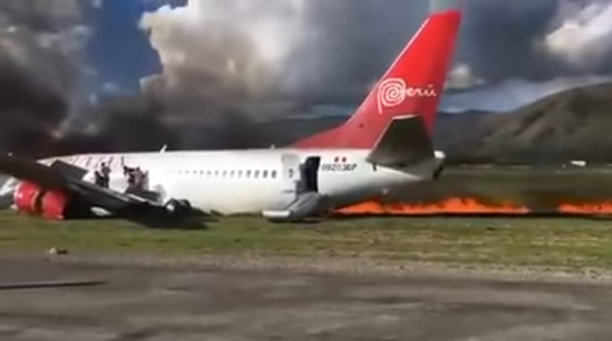Videó: 141 emberrel a fedélzetén kigyulladt egy Boeing Peruban