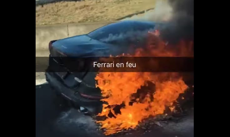 Ilyet is ritkán látni: egy Ferrari Caifornia T lángolt az út mellett – videó