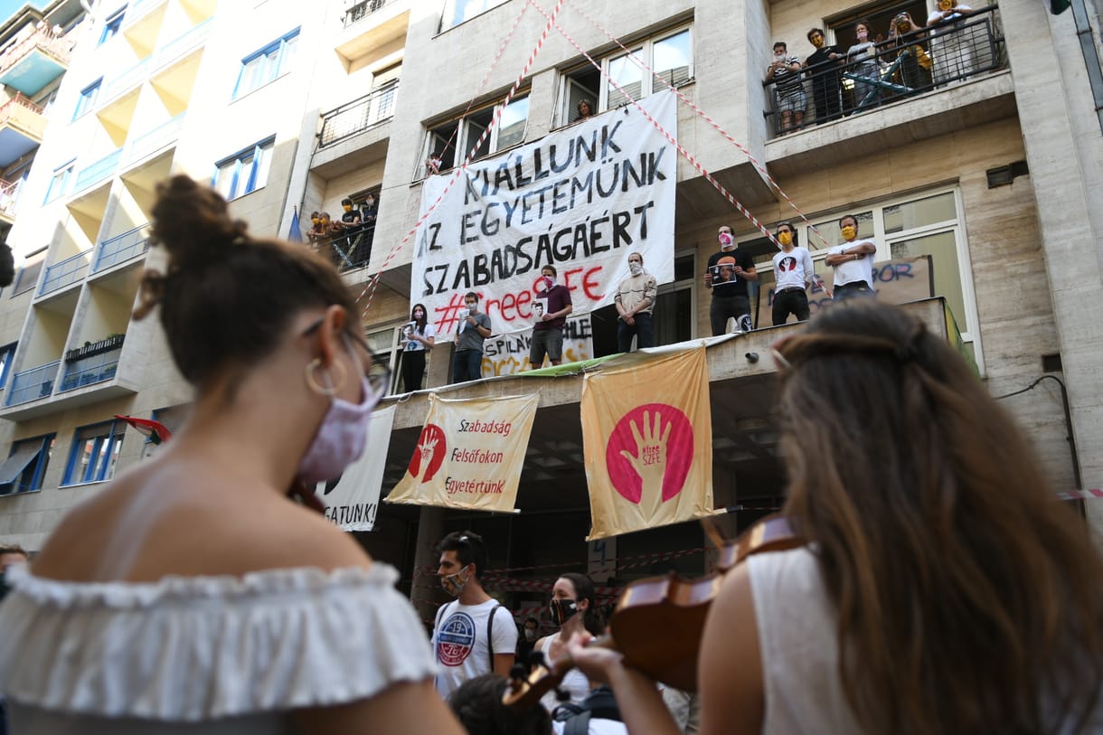 Elkezdték törölni az SZFE-hallgatók korábbi jegyeit és gyakorlati eredményeit