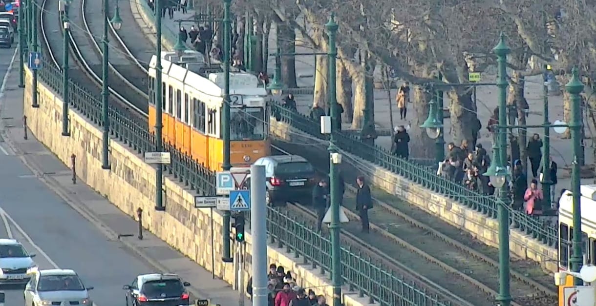 Hihetetlen helyen találkozott a 2-es villamos és egy autó