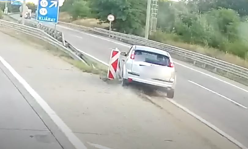 A terelőbóját is kiütötte egy fordos az M0-son, annyira kicentizte a lehajtót – videó
