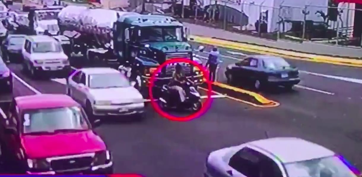 Piros lámpánál állt be a sor elejére a motoros, de nagyon rossz ötlet volt – videó