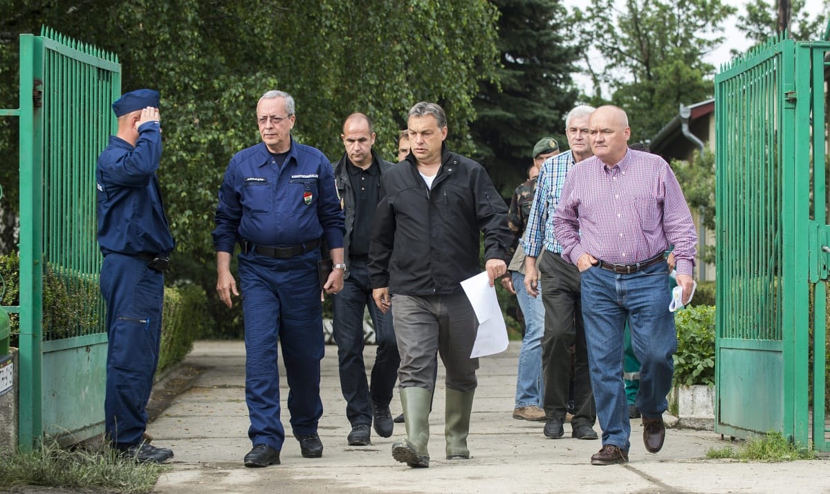 Videó: Orbán megválik fehér sportzoknijától, és hiányolja a kapcabetyárt