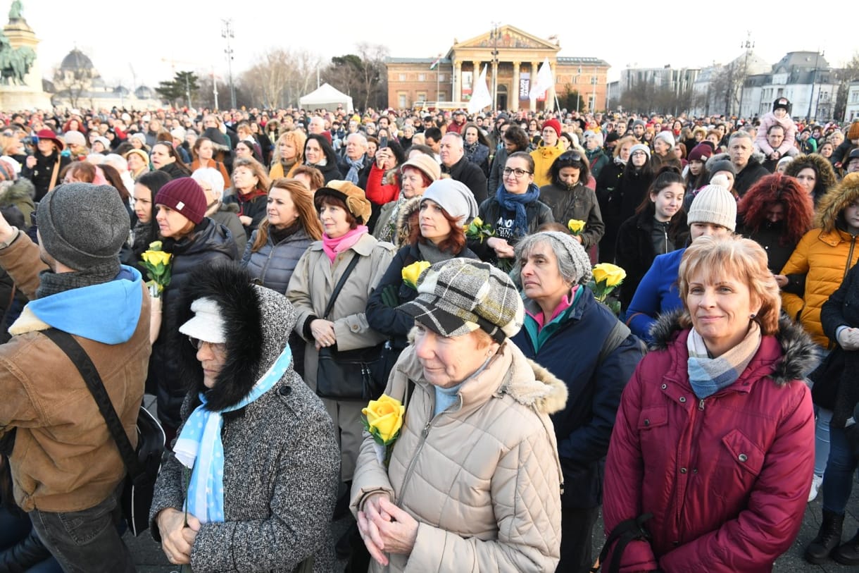 Virág helyett jogokat - sárga rózsás nőnapi demonstráció a Hősök terén