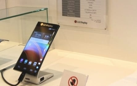 Az LG üzeni a Samsungnak: itt a 3 oldalú kijelző