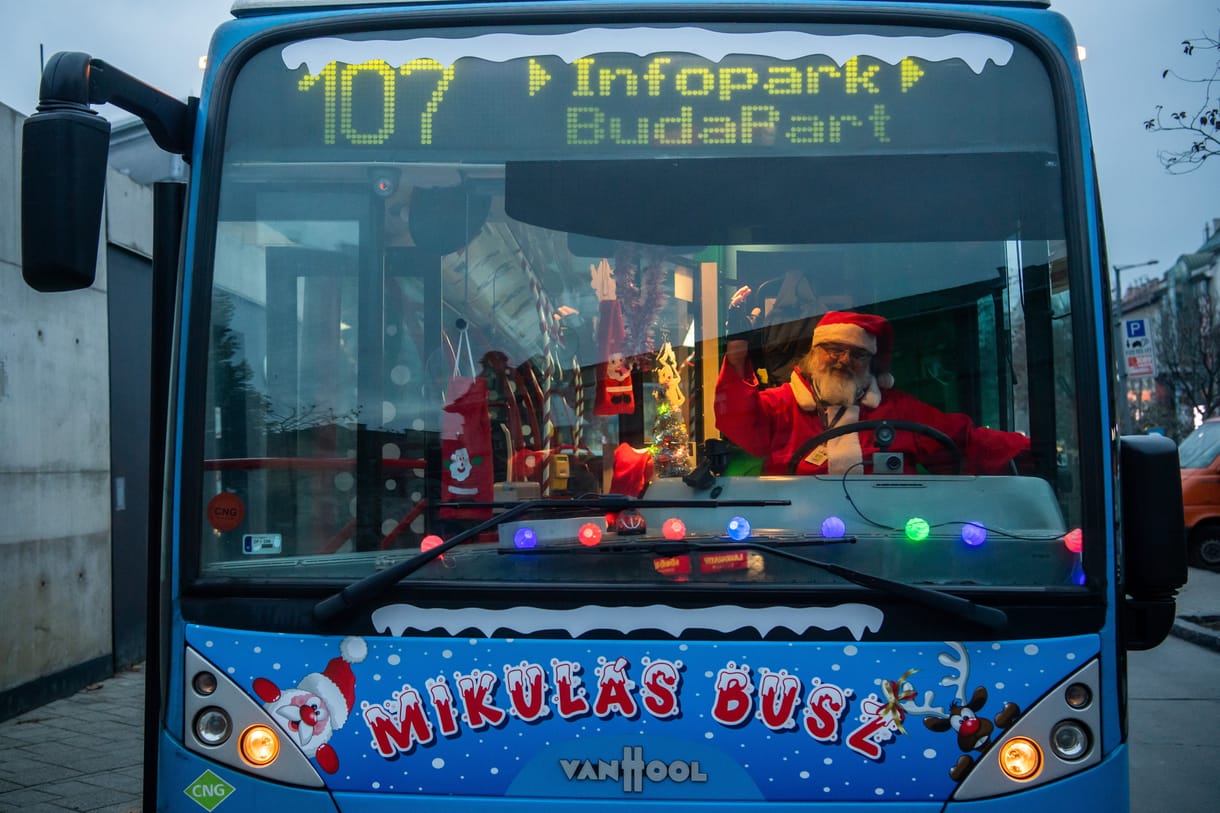 Elindultak a Mikulásbuszok Budapesten