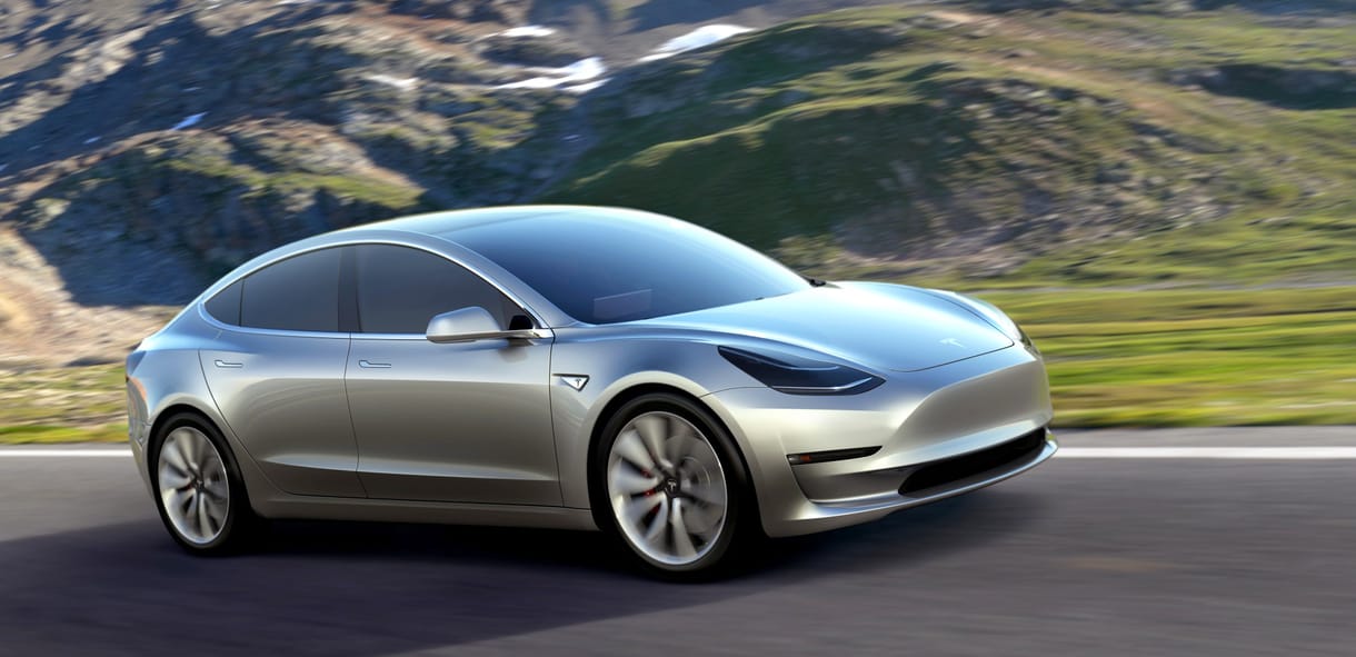 Itt a régóta várt bejelentés: ekkor jön az első Tesla Model 3