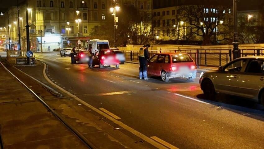 Megszállták a hidak budai lehajtóit a rendőrök: 2100 autóssal fújattak szondát