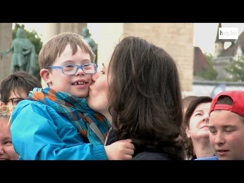 Szívmelengető flashmobbal hívták fel a figyelmet a speciális nevelési igényű gyerekekre - videó